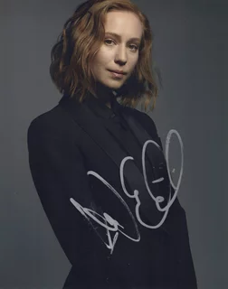 Hannah Einbinder autograph