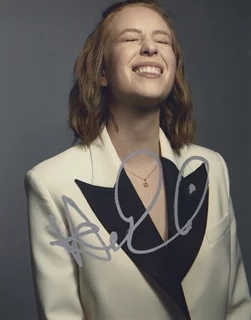 Hannah Einbinder autograph