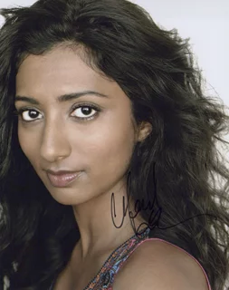 Menik Gooneratne autograph