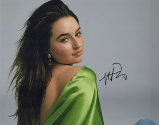Kaitlyn Dever autograph