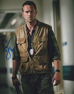 Sullivan Stapleton autograph