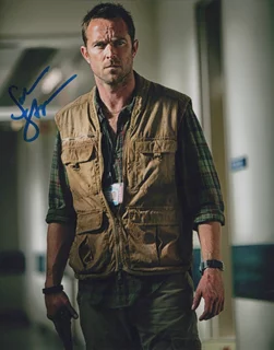 Sullivan Stapleton autograph