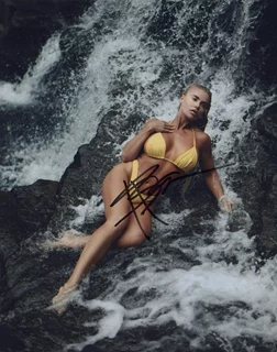 Holly Barker autograph