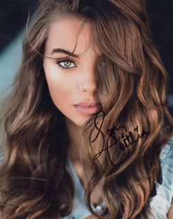 Caitlin Carmichael autograph
