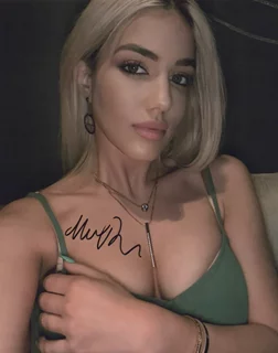 Melissa Paradise autograph