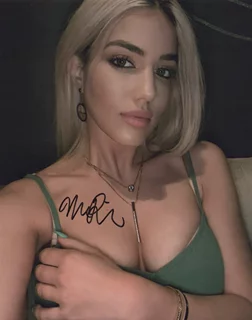 Melissa Paradise autograph