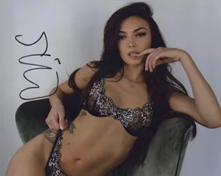 Stephanie Vino autograph