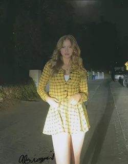 Abigail Zoe Lewis autograph