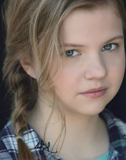 Hannah Swain autograph