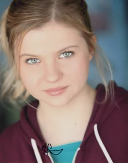 Hannah Swain autograph