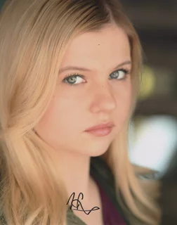 Hannah Swain autograph