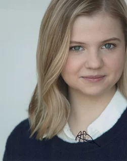 Hannah Swain autograph