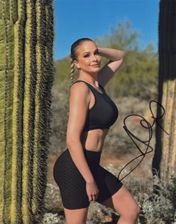 Alexandra Kyle autograph