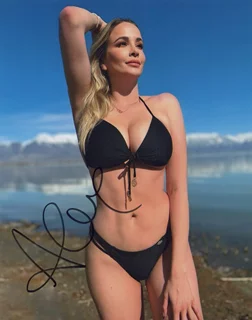 Alexandra Kyle autograph