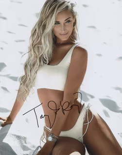 Taylor Ray autograph