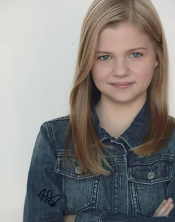 Hannah Swain autograph