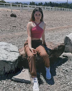 Izabella Carmen autograph