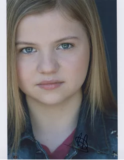 Hannah Swain autograph