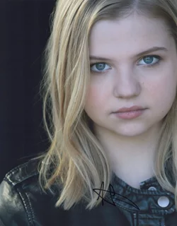 Hannah Swain autograph