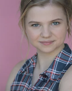 Hannah Swain autograph