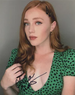 Chloe Ray Warmoth autograph