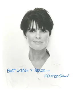 Ali MacGraw autograph