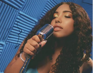 Anica Rose autograph