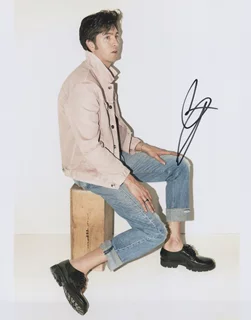 Nicholas Braun autograph