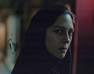 Zar Amir-Ebrahimi autograph