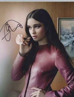 Alice Englert autograph