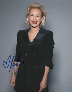 Nicky Whelan autograph