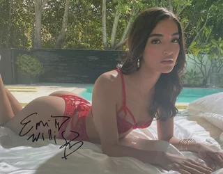 Emily Willis autograph