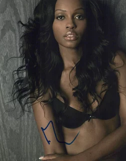 Maryam Basir autograph