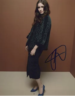 Alice Englert autograph