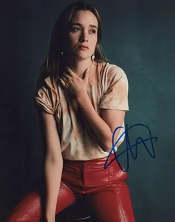 Alice Englert autograph