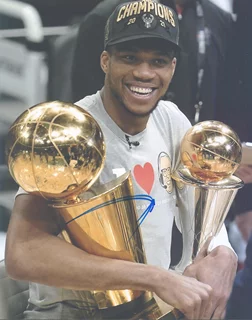 Giannis Antetokounmpo autograph