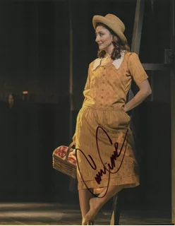 Carmen Cusack autograph