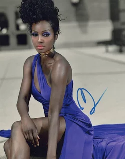 Maryam Basir autograph