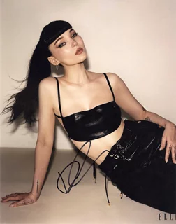Dove Cameron autograph