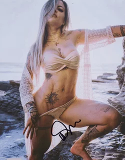 Vivyy Ferrari autograph