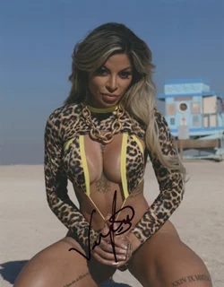 Vivyy Ferrari autograph