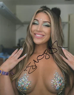 Aliciya Flores autograph
