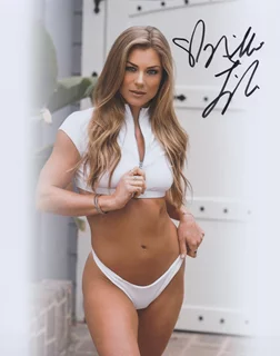 Nikki Leigh autograph