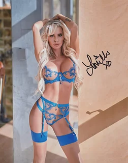 Lynnie Marie autograph