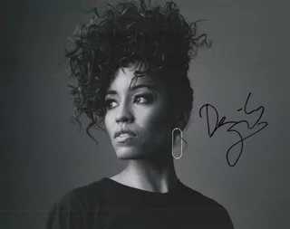 Dawn-Lyen Gardner autograph