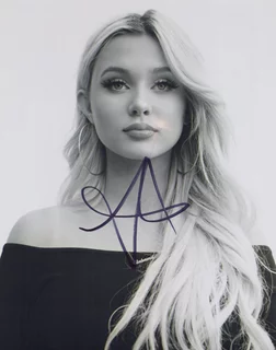 Alabama Barker autograph