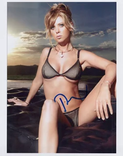 Tara Reid autograph
