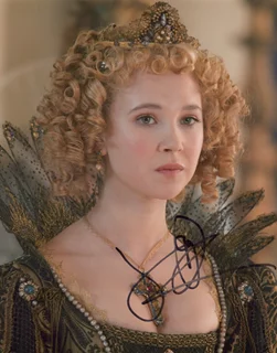 Juno Temple autograph