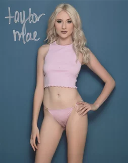 Taylor Mae autograph