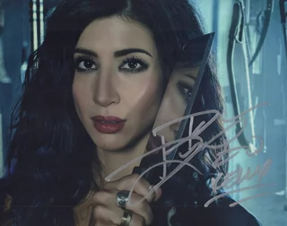 Dana DeLorenzo autograph
